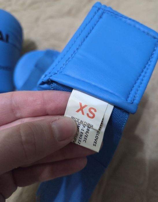 Б/у карате шлем розмір М, рукавиці XS