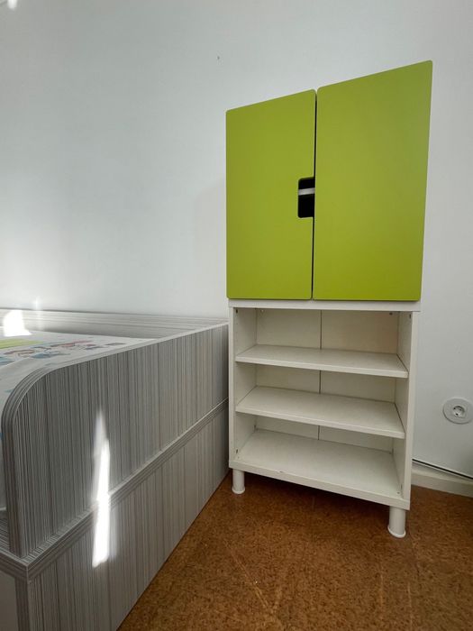 Cama de criança com colchões e armários
