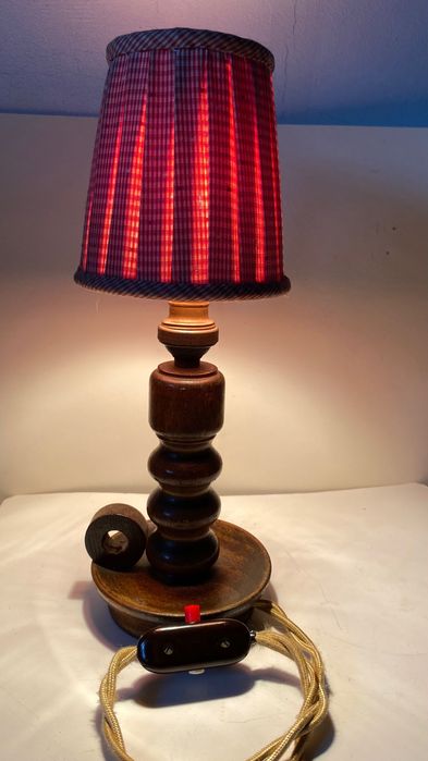 Encantador candeeiro antigo em madeira.