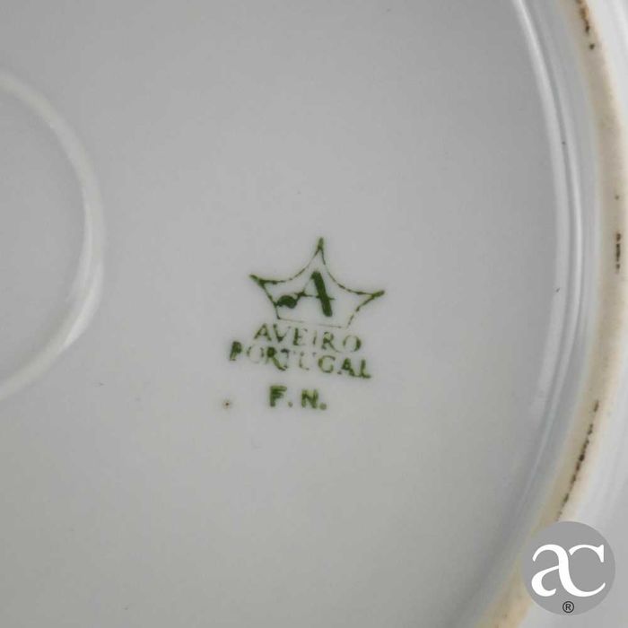 Par pratos, porcelana Artibus, flores, bordo em relevo e friso dourado