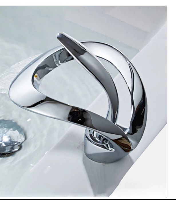 Torneira design. Água em cascata