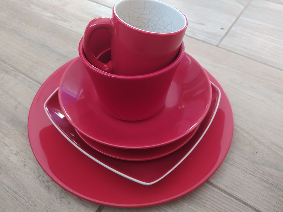 Ambition zastaw czerwonych naczyń stołowych+ doniczka ceramiczna kompl