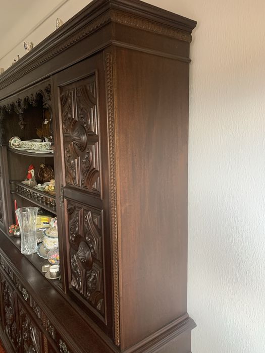 Cristaleira/Louceiro com Portas em Madeira Trabalhada Maciça