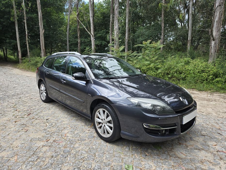 Conforto para viagens com a família em um carro em excelente estado topo de gama foto 2