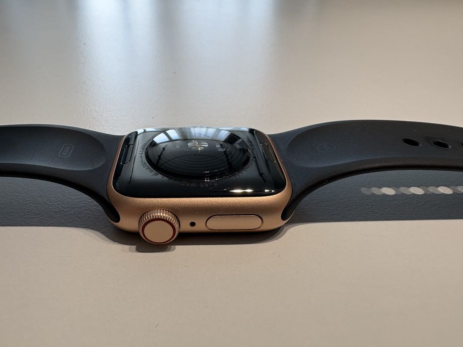 Золоті Apple Watch SE 2 40mm Gold Rose Cellular eSIM