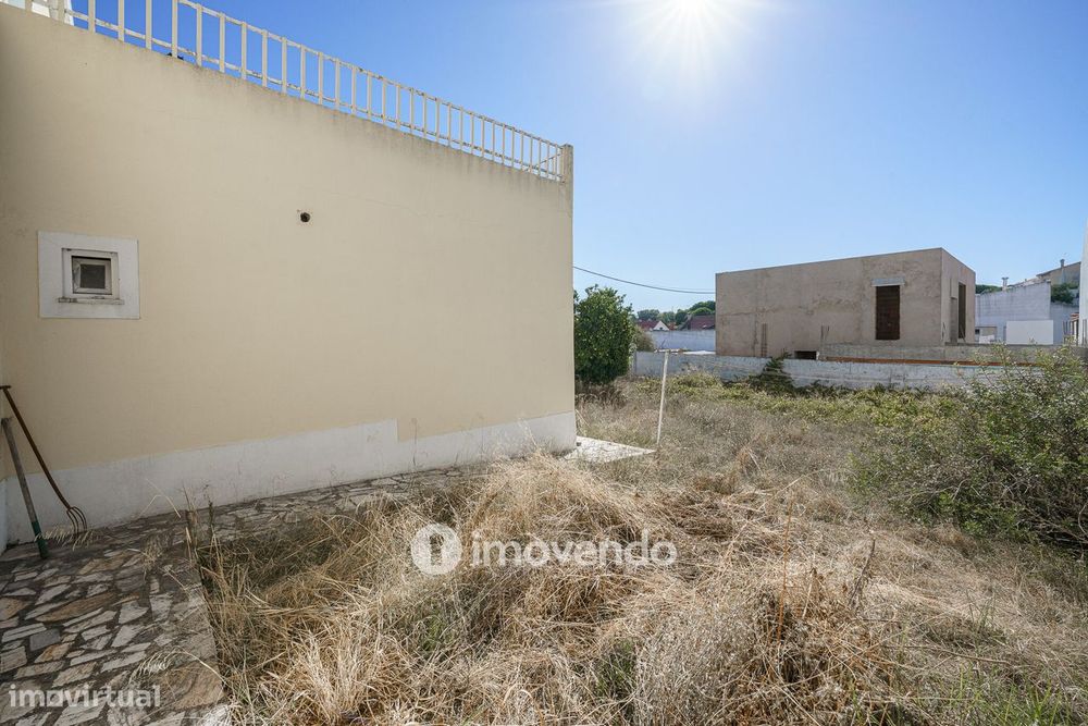 Moradia T4 com garagem e próxima da praia, na Charneca da Caparica