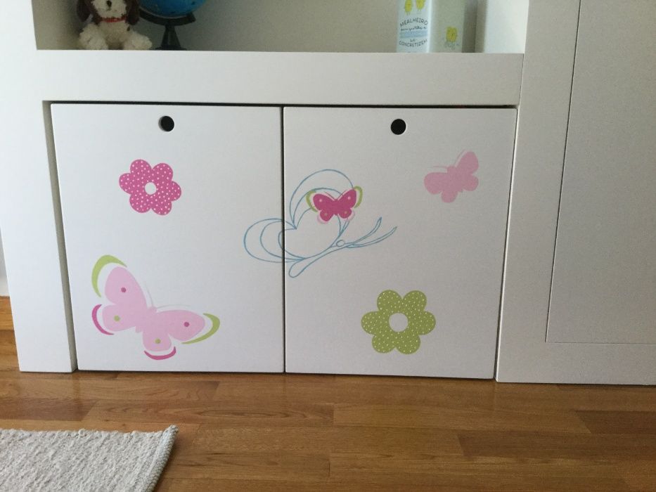 Móvel estante e de arrumação para quarto de menina