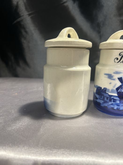 Zestaw czterech ceramicznych pojemników na przyprawy holenderski wzór