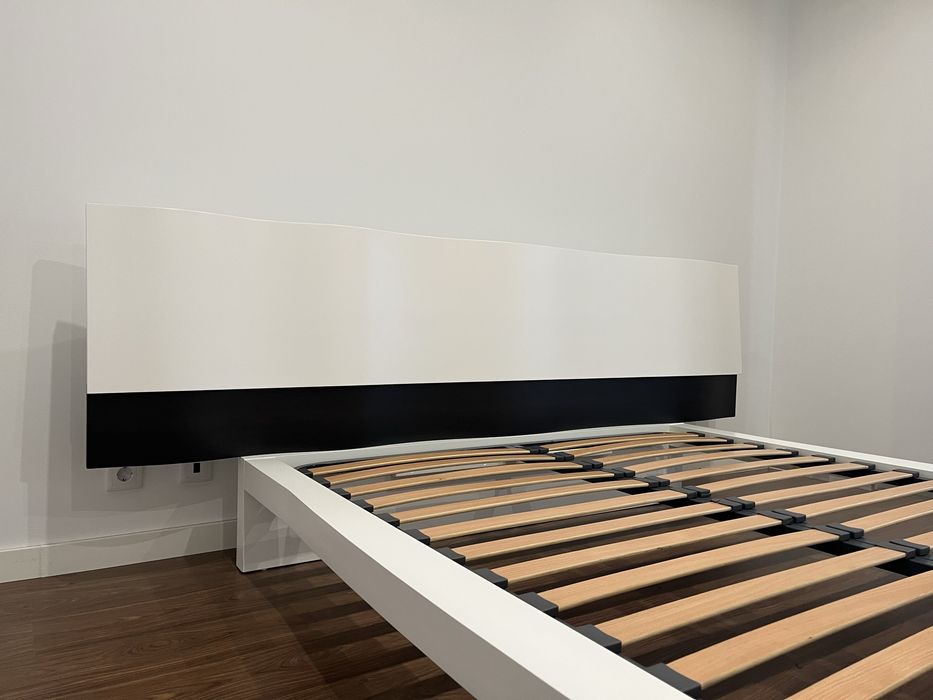 Cama de casal viena branco lacado faixa cabeceira wengue Antarte