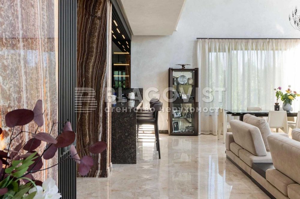 Стоянка БЕЗ % 300м2 Дом с бассейном в закрытом охраняемом КГ