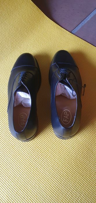 Sapatos modelo militar.