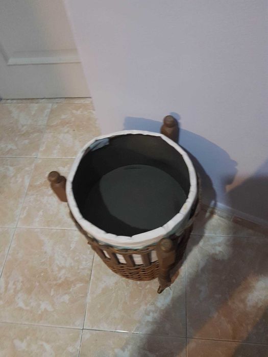 Caixa de Costura com 3 pernas em Vime anos 70