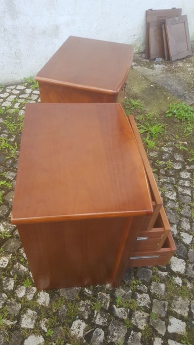 2 Bancas de cabeceira  como  novas