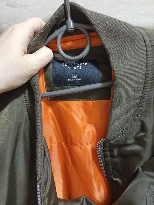 Бомбер мужской оливкового цвета