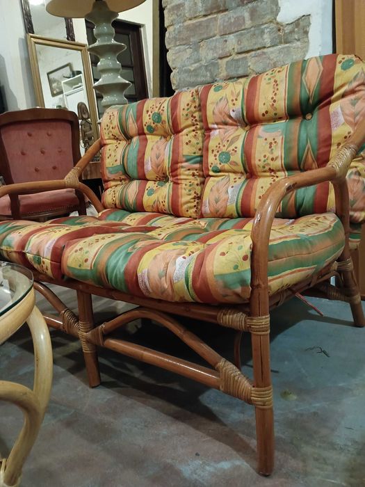 Sofa rattan z fotelami i ławą