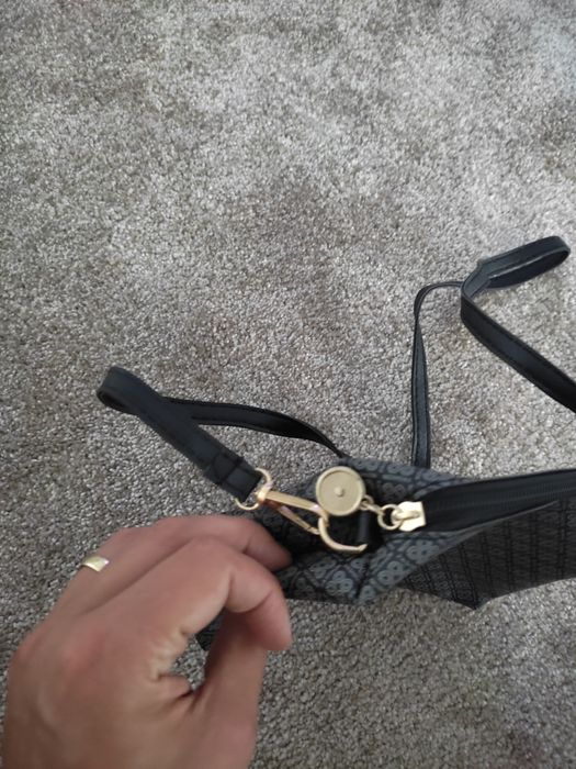 Pochete mala pequena tiracolo preta e cinza com padrão