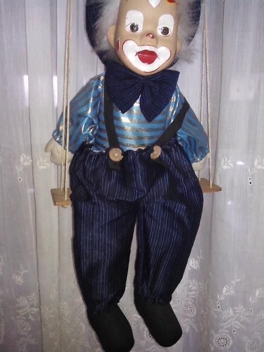 palhaço sentado andar de baçoiço de pendorar