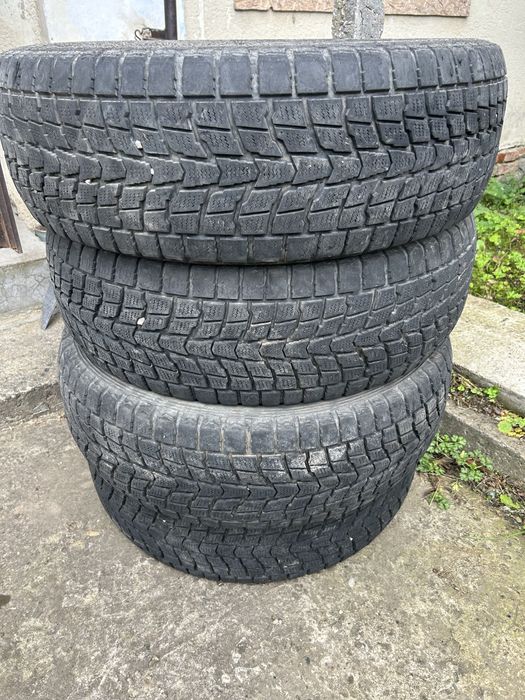 Шини зимові 235/65 R17