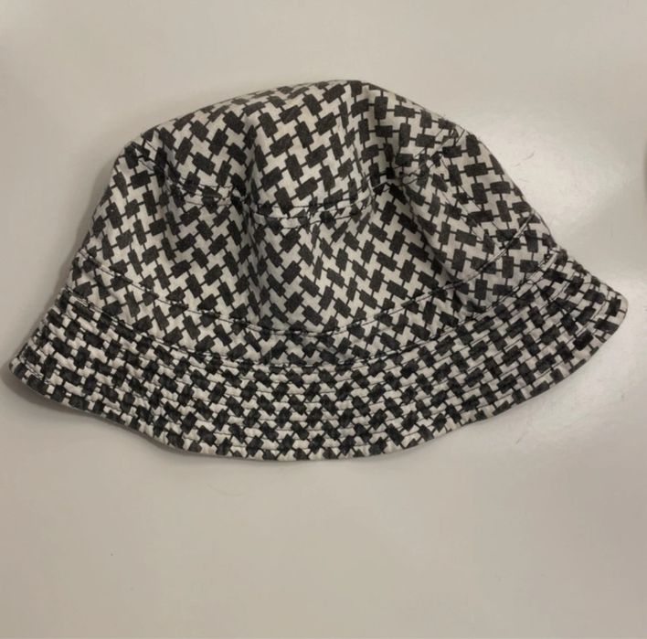 Gorro bucket preto e branco em padrão