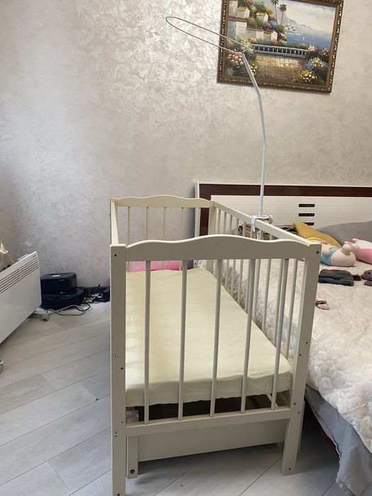 Детская кроватка с коробом, маятником, матрасом, креплением для балдахина