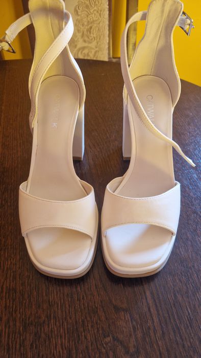 Білі босоніжки 36 розмір