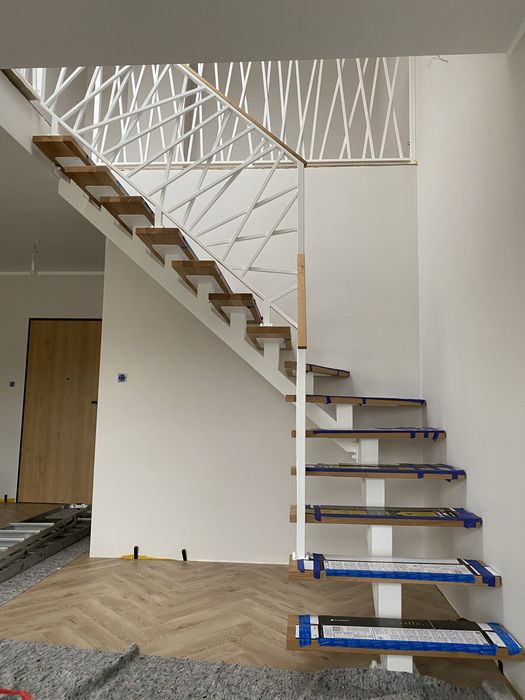 Schody metalowe, stalowe, nowoczesne, loft, na jednej belce, samonośne