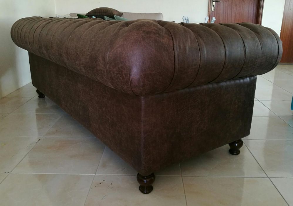 Sofá Chesterfield em microfibra efeito envelhecido - NOVO