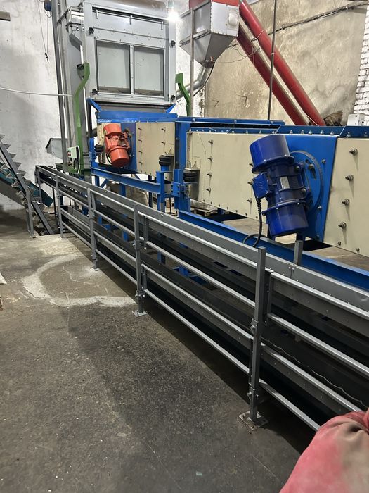 Жолобковий стрічковий транспортер вузький. Для технологічних ліній