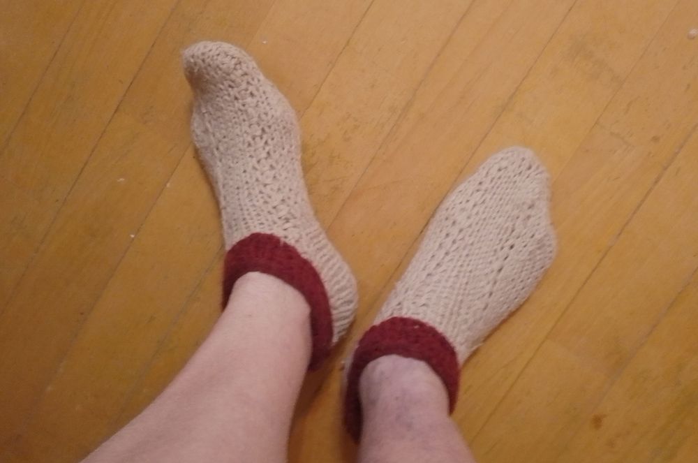 Продам вязаный комплект : носки-следочки, полуперчатки, повязка на гол