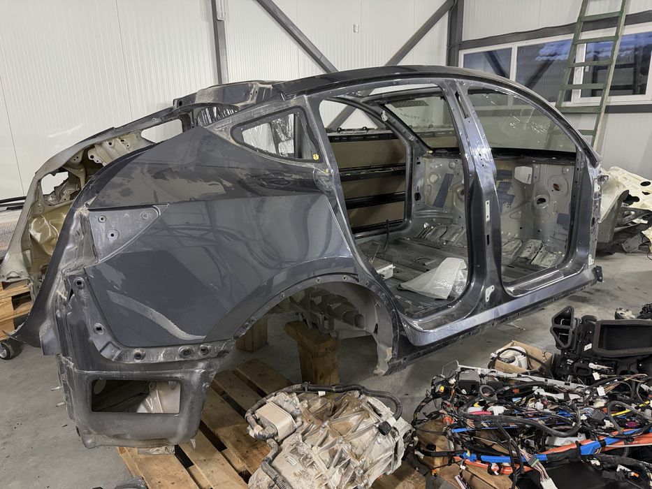 Tesla model y кузов чверті