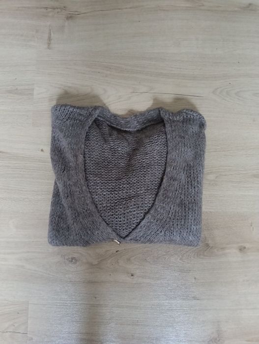 Sweter damski unieralsalny.