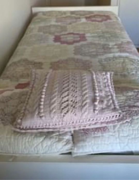 Vendo conjunto colcha e 6 almofadas e tapete