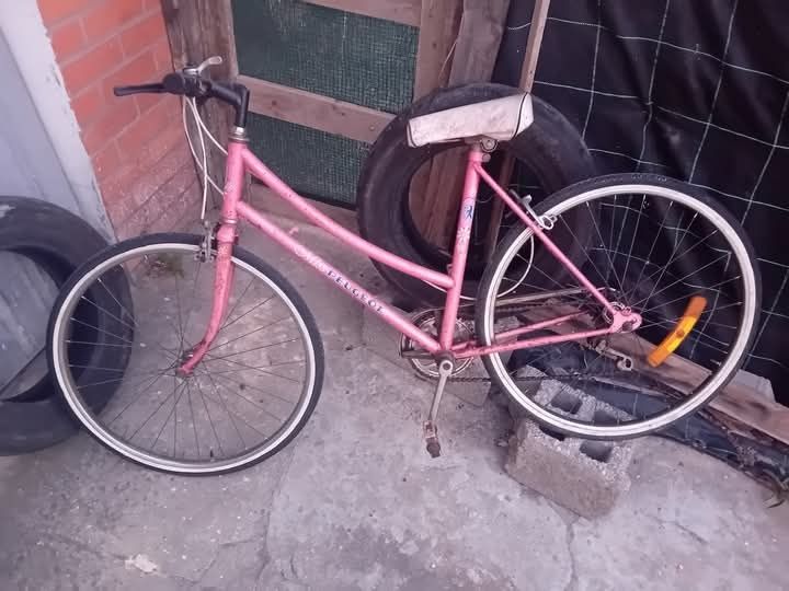 Bicicleta antiga pegeout de senhora pronta a circular