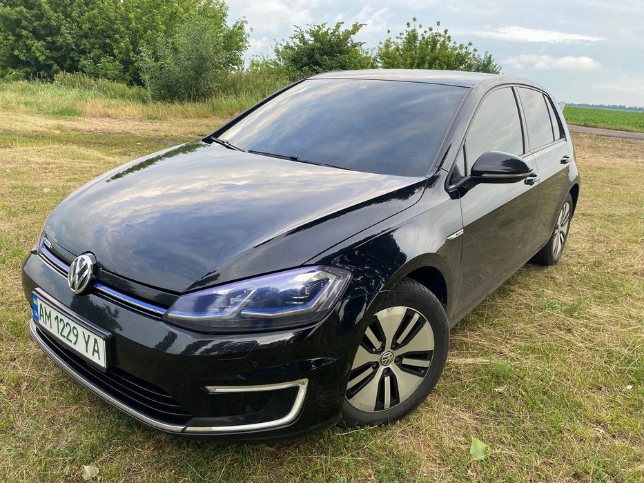 Продам Volkswagen e-Golf 2017