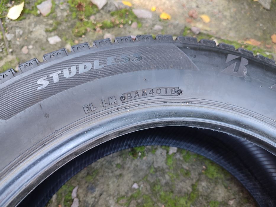 Шини Bridgestone Blizzak VRX2 в розмірі 215/55 R17