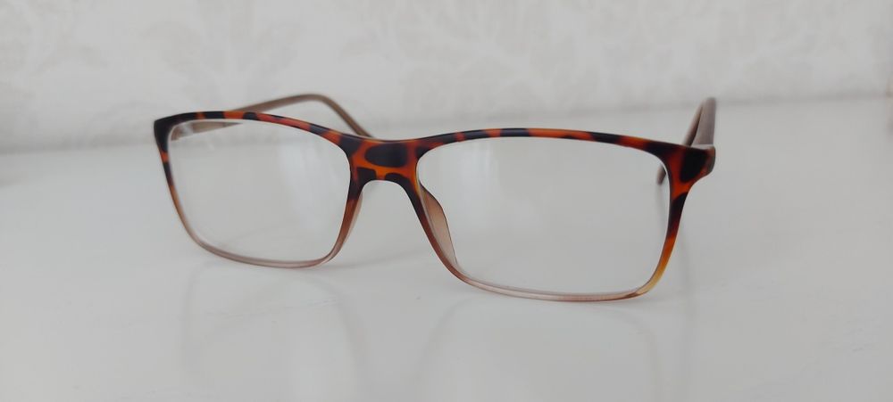 Очки в роговой оправе для лиц с миопией слабой степени