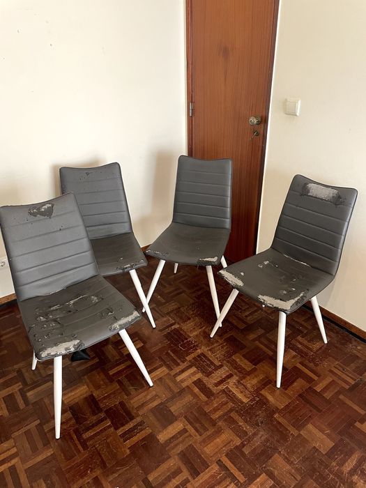 Secretária em bom estado com cadeiras