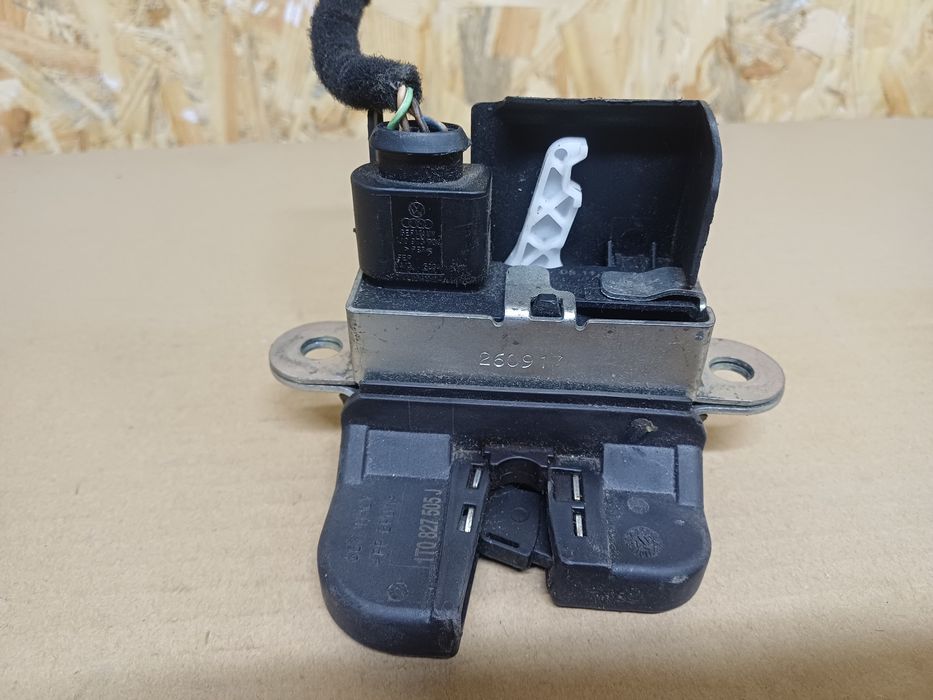 Замок кришки багажника Volkswagen: Touran (2003–2015), Passat B6/B7