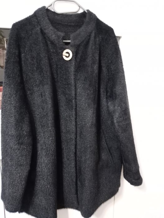 Czarna alpaka oversize