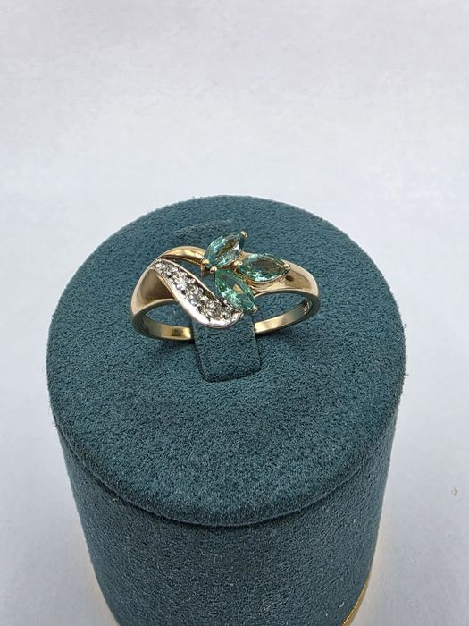 Золота каблучка з діамантами