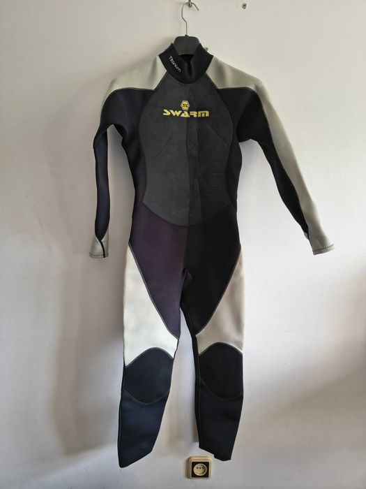 Fato de Surf/Bodyboard tamanho S, marca Swarm