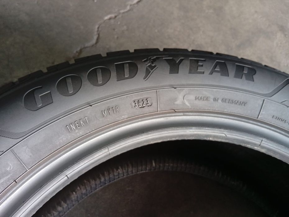 Комплект r17 215/60 Goodyear UltraGrip Performance+ зимові шини в ідеальному робочому стані сезон тільки їздила 8мм Германія виробник, майже 24рік