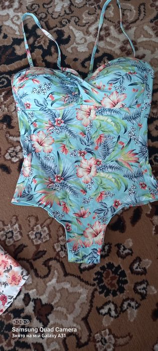 Цельний  купальник новий  яркий