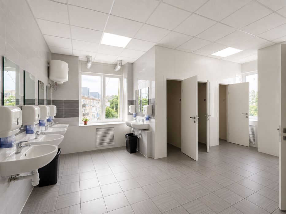 БЕЗ % Оренда офісу 670 м², вул. Василя Макуха 1, 10 хв від метро Шулявська, є парковка, закрита територія, бомбосховище. Поруч Цедіка, Дегтярівська