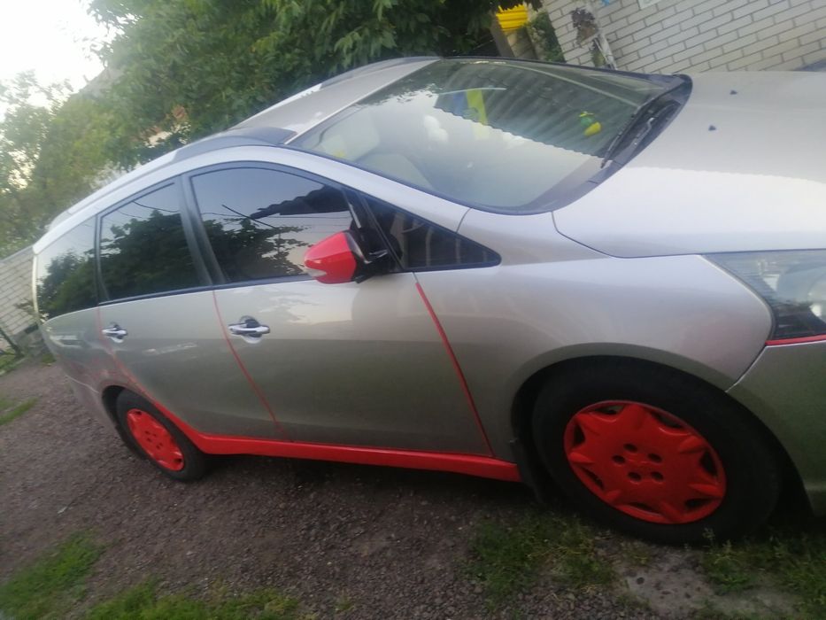 авто Міцубісі грандіс