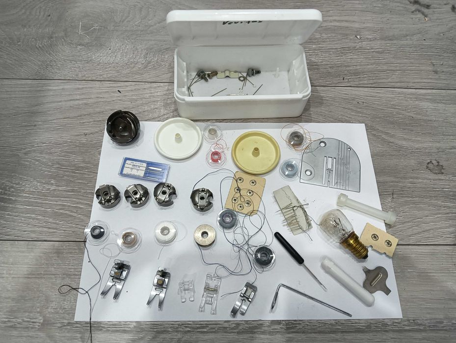 Maszyna do szycia sam przybornik VERITAS szpulki stopki igły