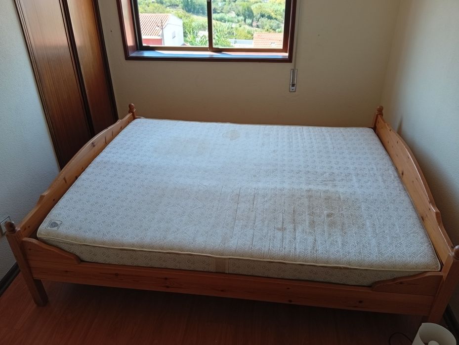 Mobília de quarto (cama, estrado, colchão e 2 mesinhas de cabeceira