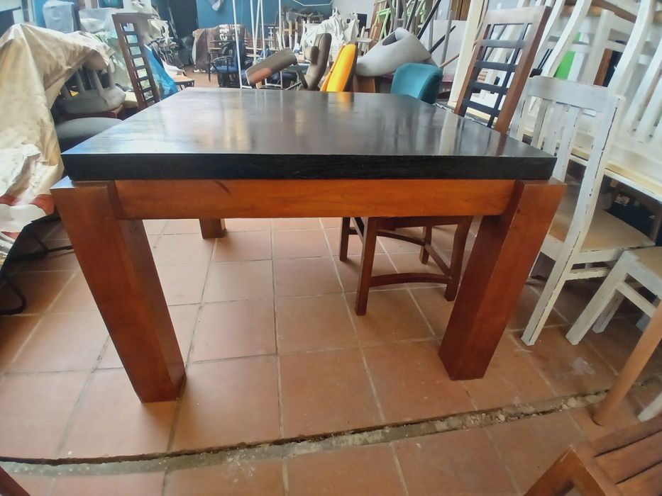 Conjunto de mesa e cadeiras