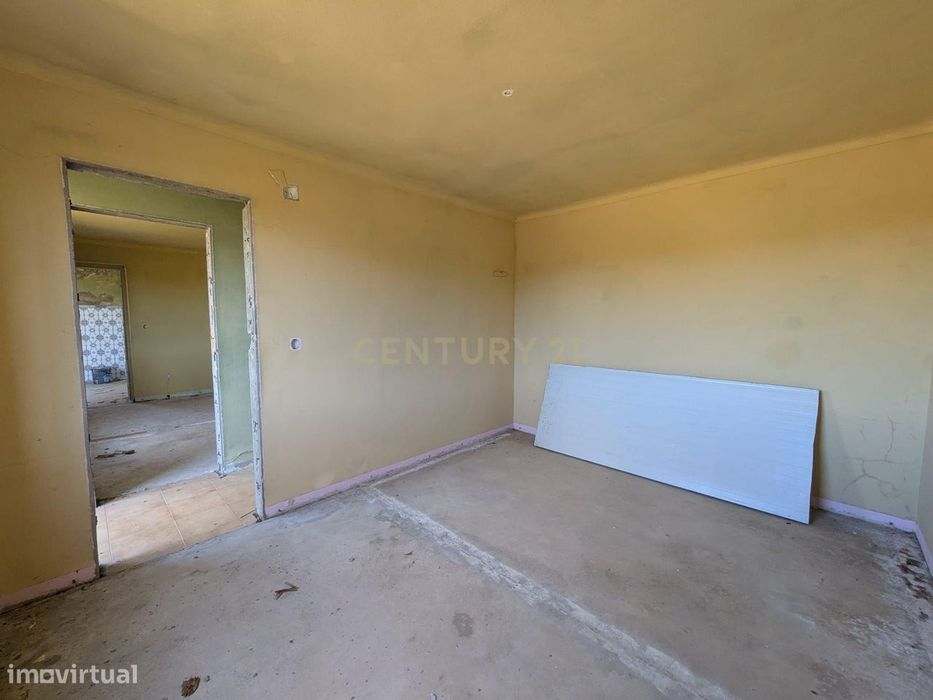 Terreno Urbano com moradia e projeto aprovado – Cezaredes, Lourinhã