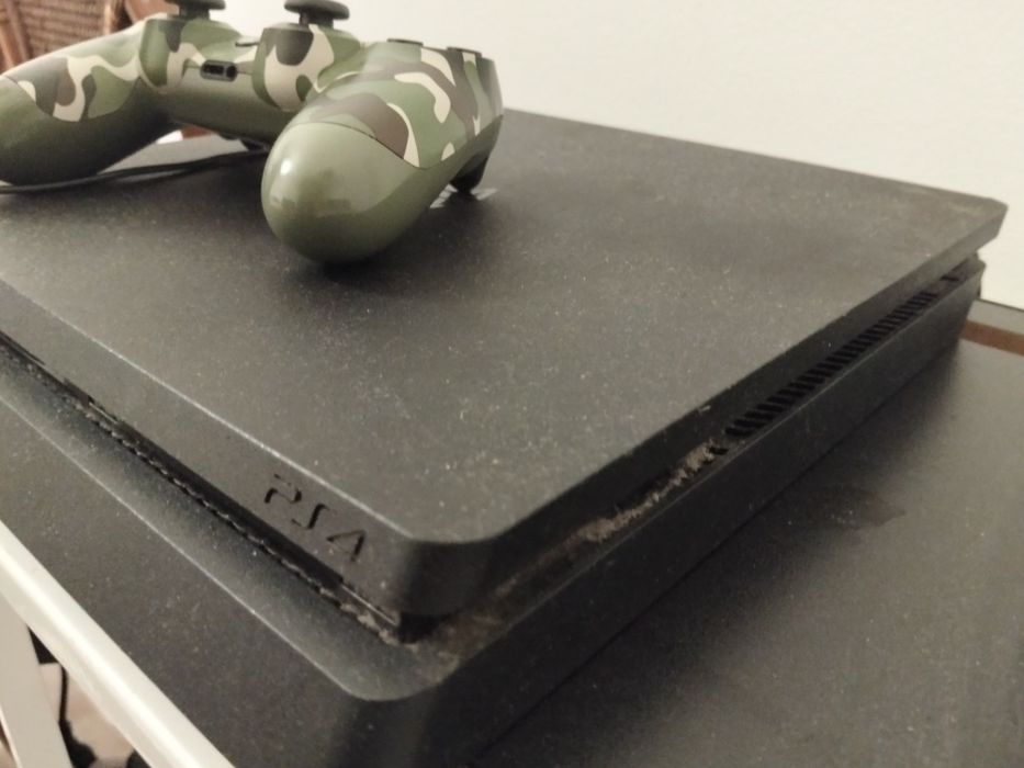 Vendo PS4  com comando com pouco isso